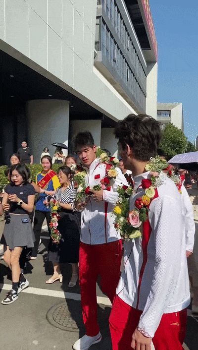 潘展乐等11位奥运冠军抵达新疆,11位奥运冠军包括潘展乐抵达新疆