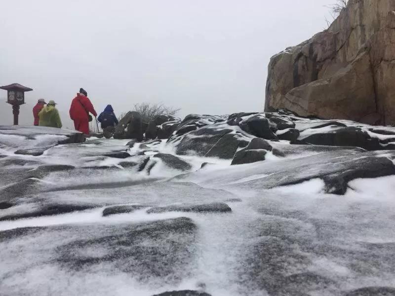 泰山下暴雪了,泰山今晨遭遇大雪袭击